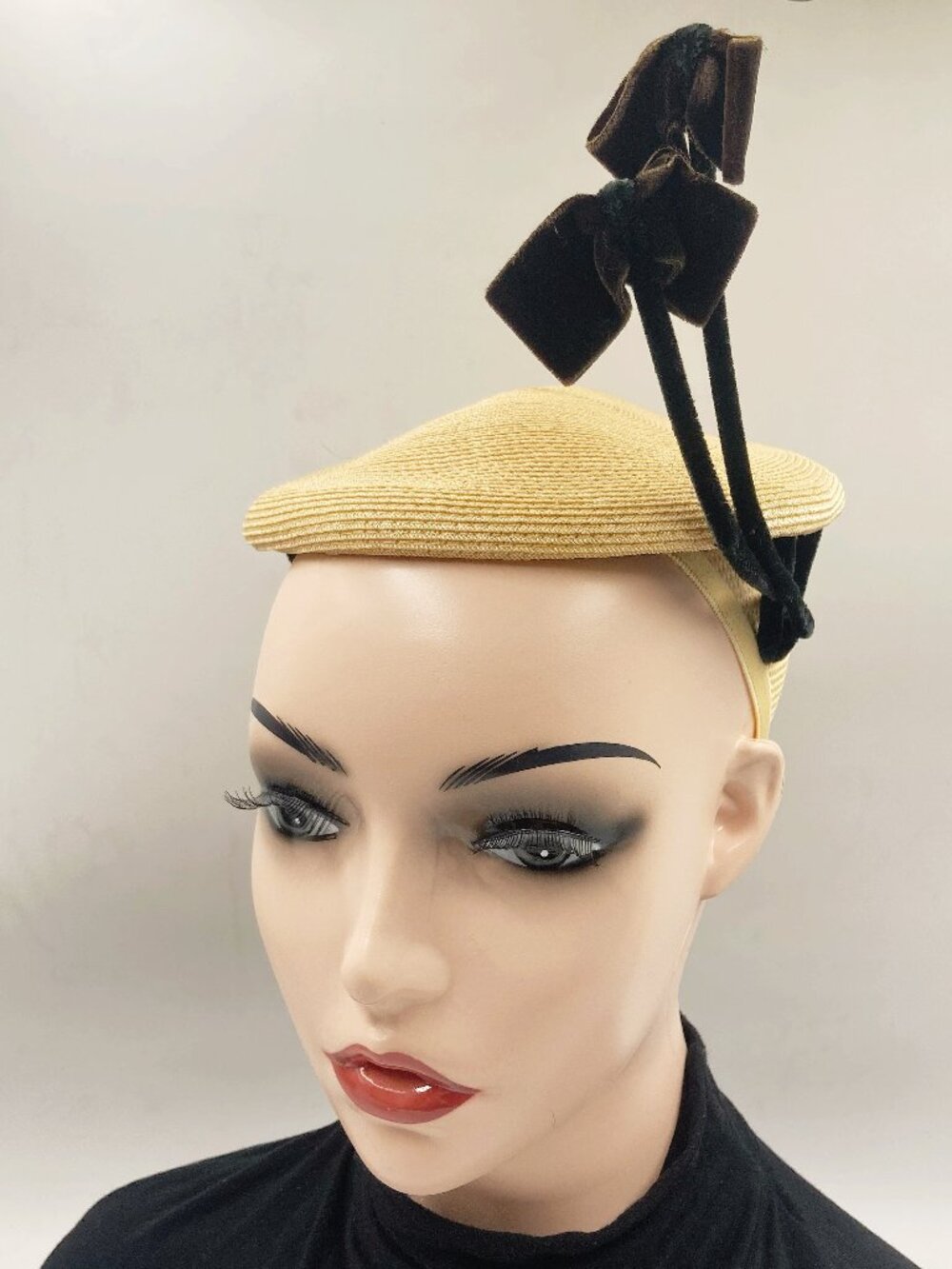 VINTAGE Natural coloured straw hat w/ tall brown and black velvet bows 1940s 50s